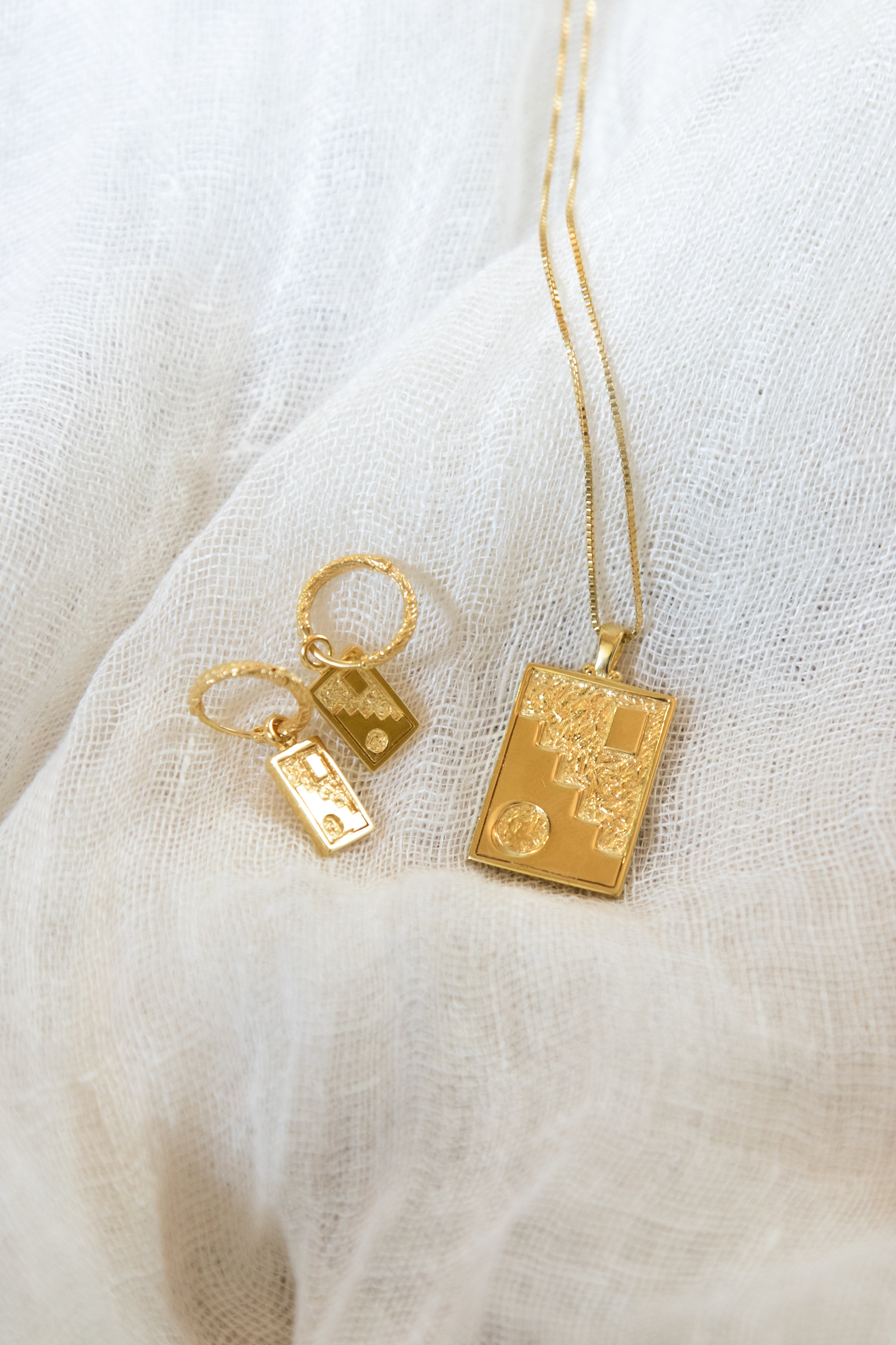 Athena pendant necklace deals